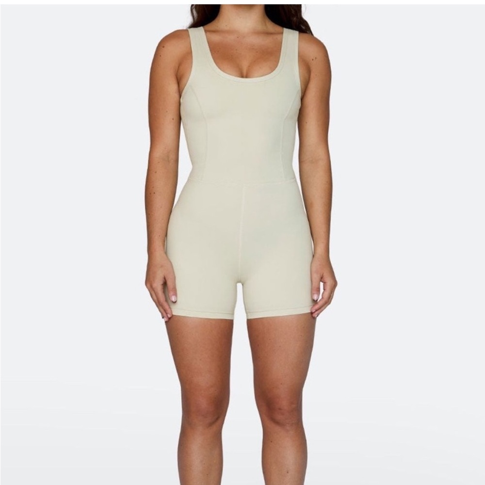 SET Active Sportbody Shortysuit Oat Milk Romper Size‎ Small
